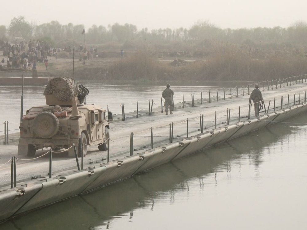 New pontoon bridge spans Tigris