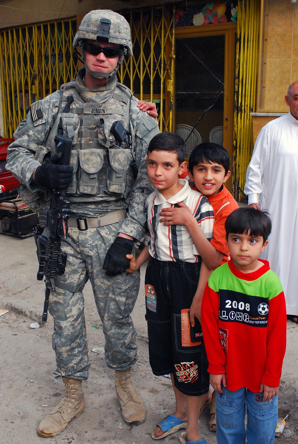 MND-B Soldiers conduct joint patrols with IA partners in Adhamiyah