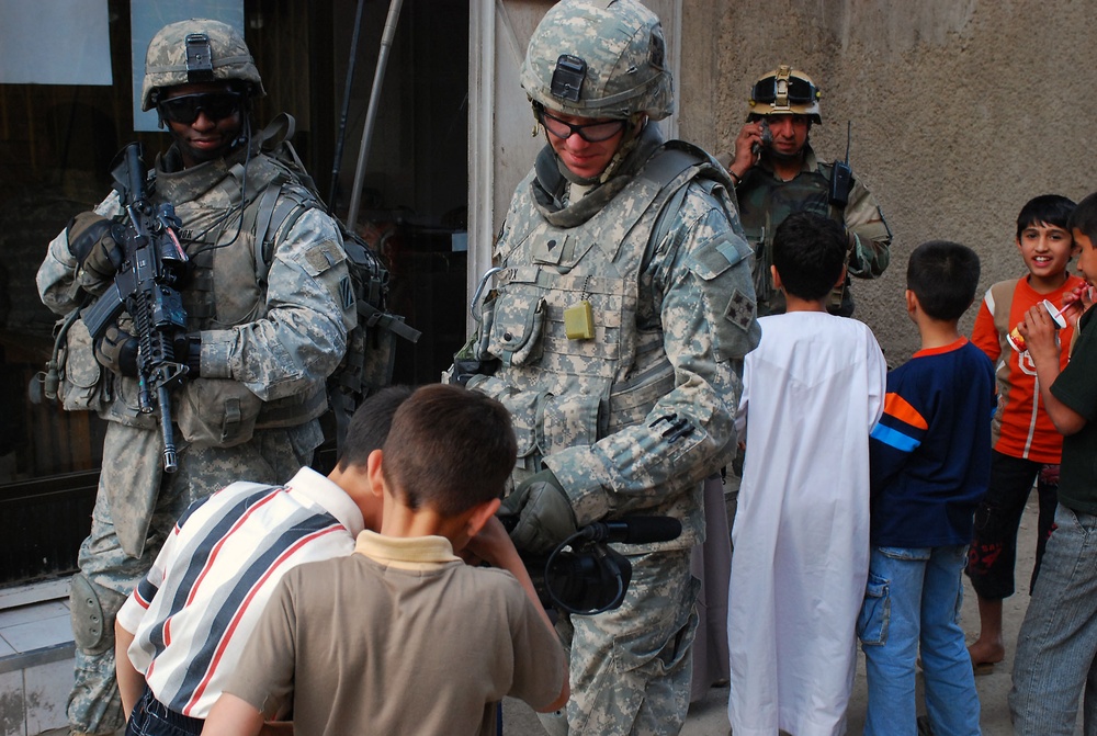 MND-B Soldiers conduct joint patrols with IA partners in Adhamiyah