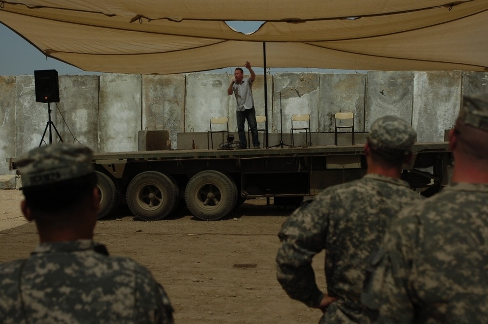 Comedians pull out last-minute comedy show for troops