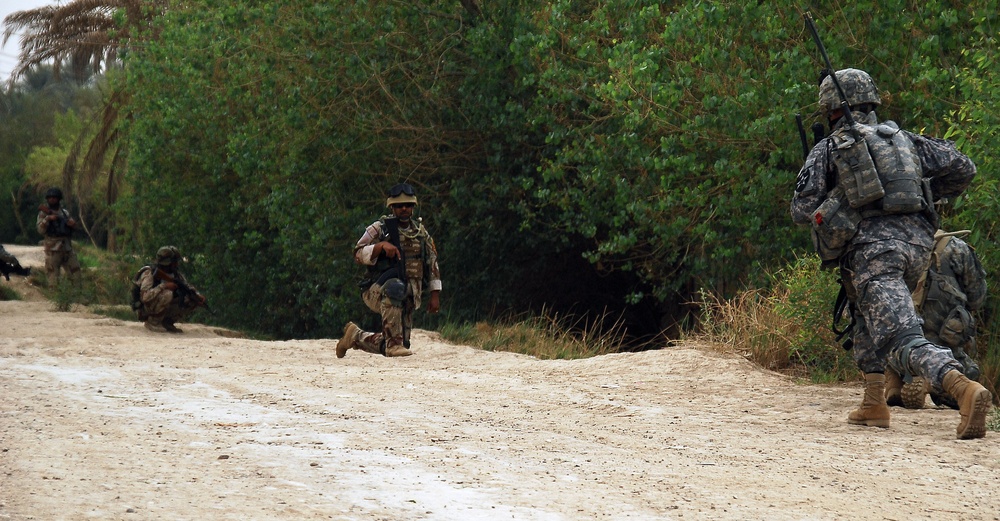 1-38th Soldiers Clear Village Near Baqouba