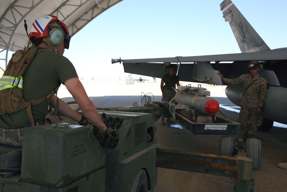 Armed and dangerous: Stingers', Silver Eagles' ordnance Marines help put bombs on target