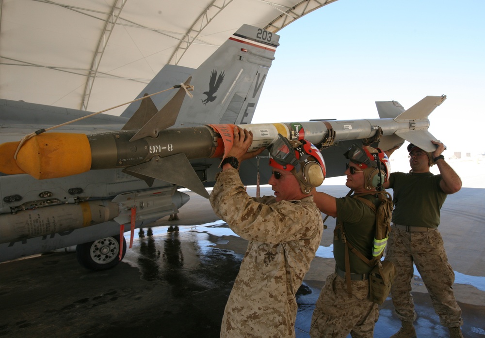 Armed and dangerous: Stingers', Silver Eagles' ordnance Marines help put bombs on target