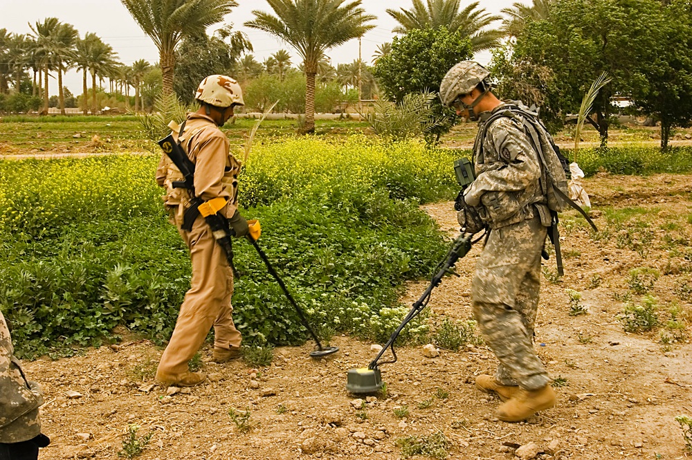 MND-B Soldiers, Marines, IA join forces, search for caches