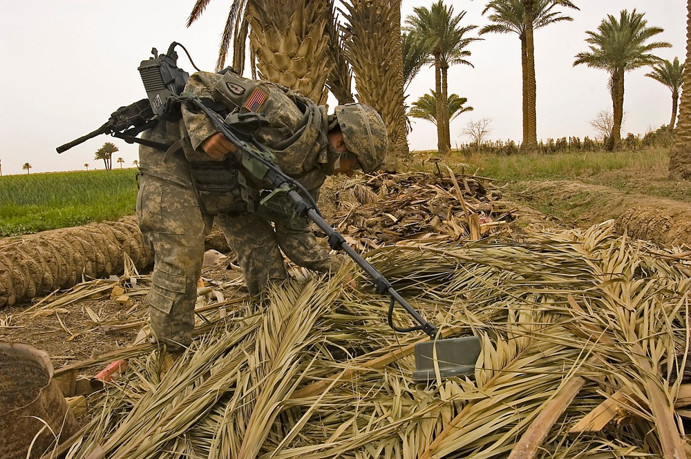 MND-B Soldiers, Marines, IA join forces, search for caches