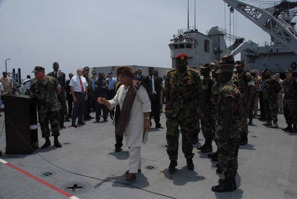 Liberian President visits USS Fort McHenry