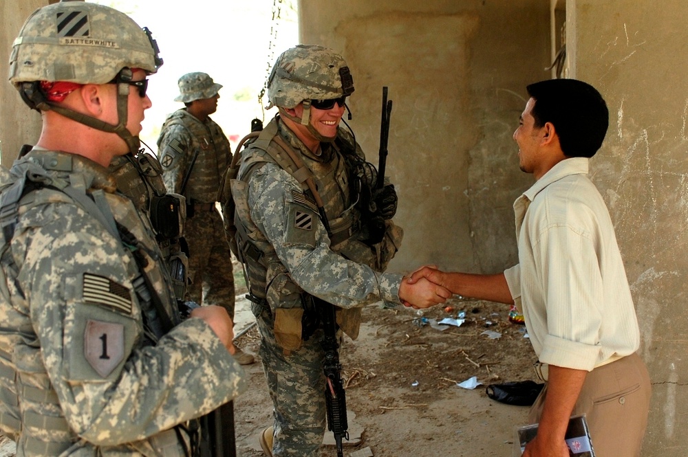 Coalition Soldiers visit Kutimiyah school