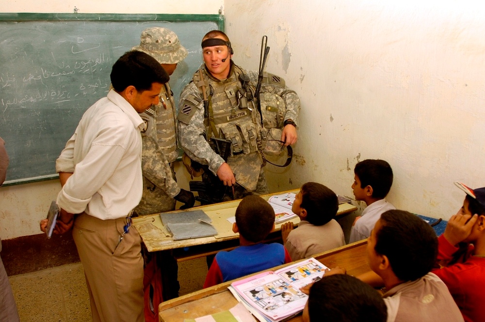Coalition Soldiers visit Kutimiyah school