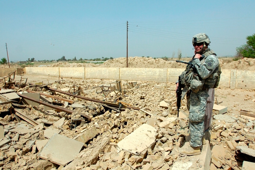 Coalition Soldiers visit Kutimiyah school