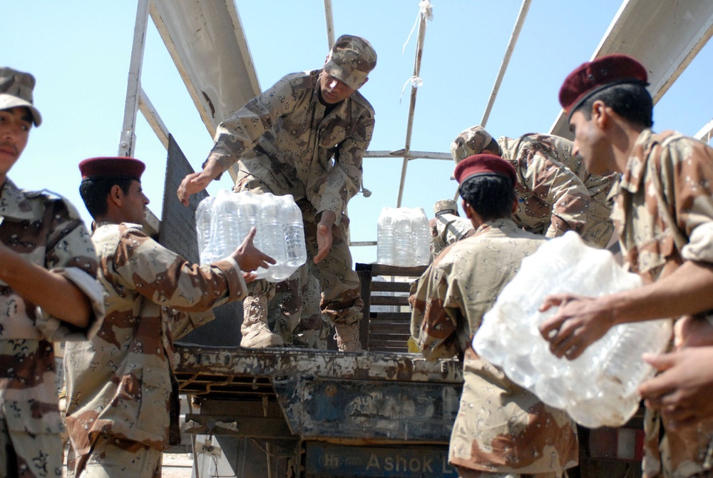 Iraqi army soldiers distribute food, water to Baghdad residents