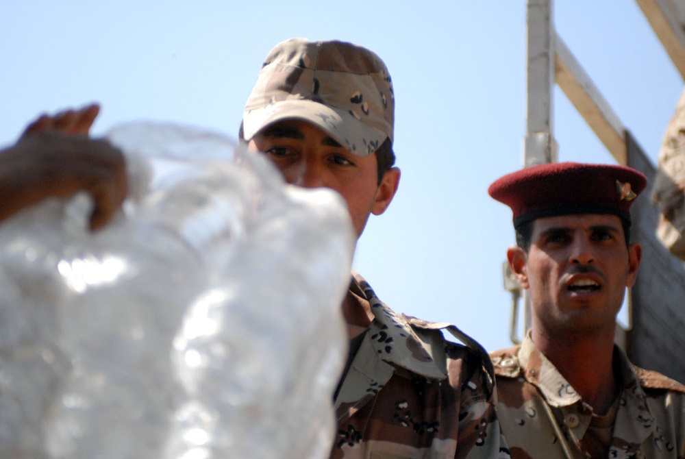Iraqi army soldiers distribute food, water to Baghdad residents