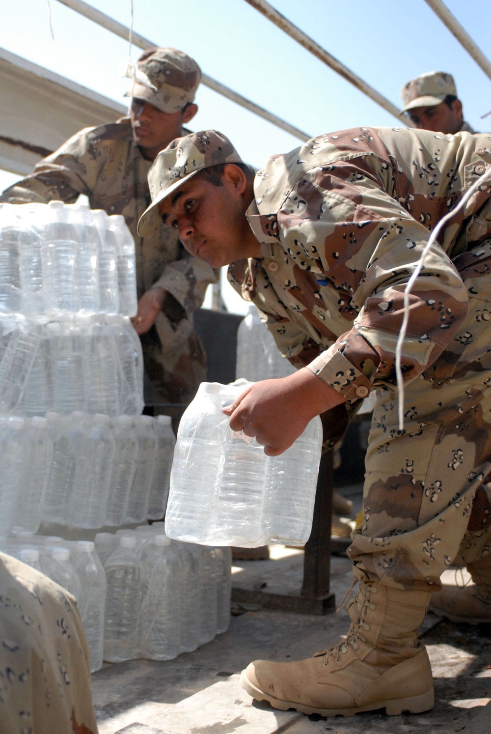 Iraqi army soldiers distribute food, water to Baghdad residents