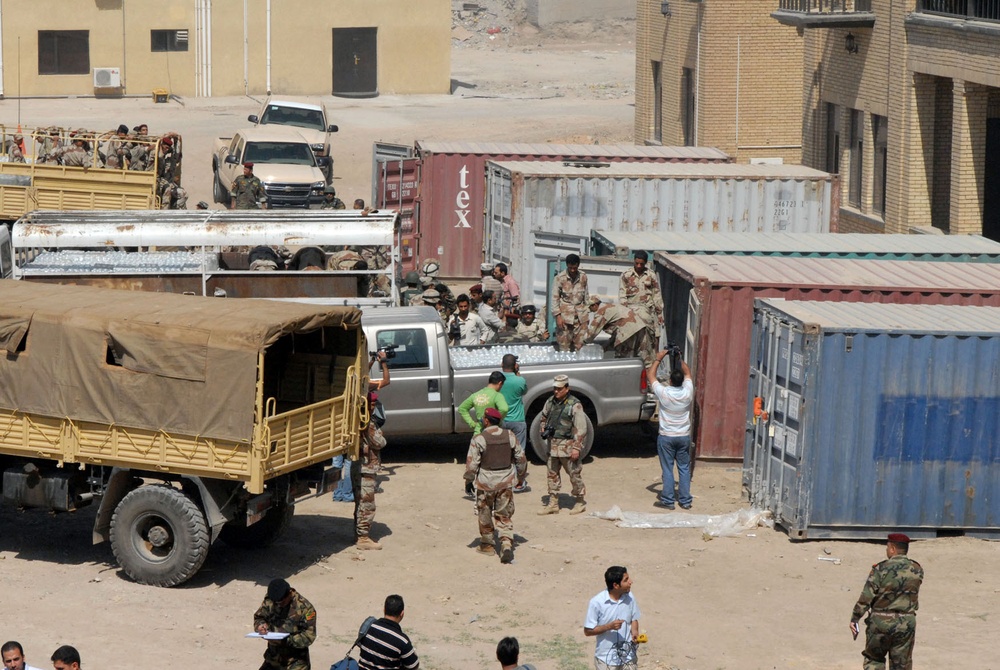Iraqi army soldiers distribute food, water to Baghdad residents