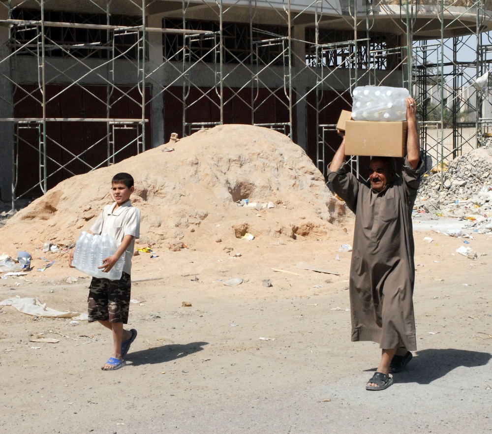 Iraqi army soldiers distribute food, water to Baghdad residents