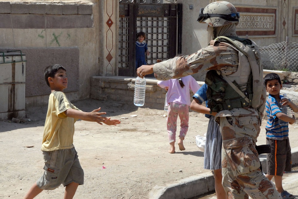 Iraqi army soldiers distribute food, water to Baghdad residents