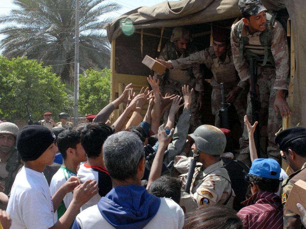 Iraqi army soldiers distribute food, water to Baghdad residents