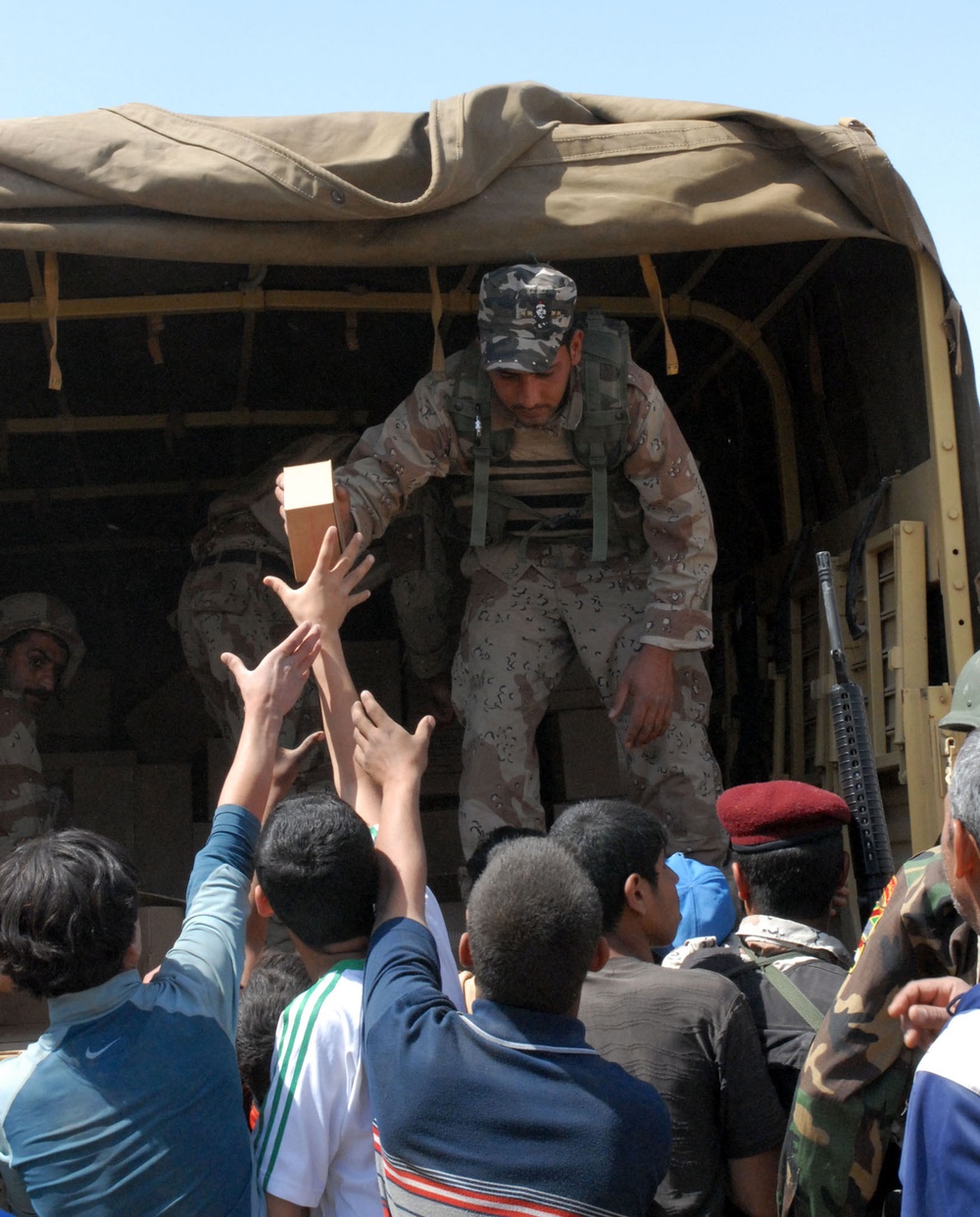 Iraqi army soldiers distribute food, water to Baghdad residents