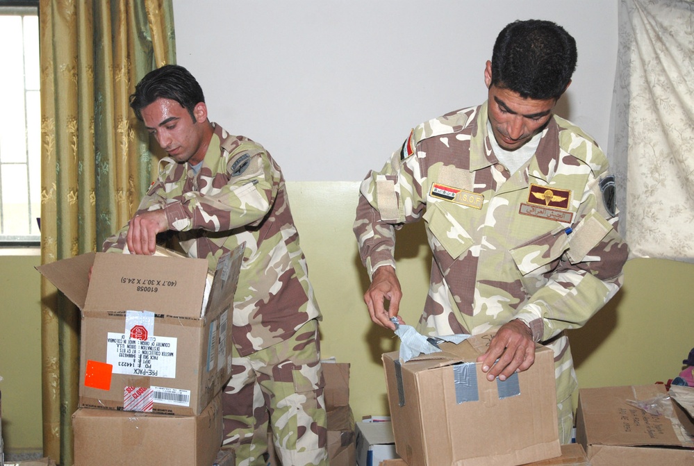Multi-National Division - Baghdad Soldiers bring gifts to Victory Base Complex area school