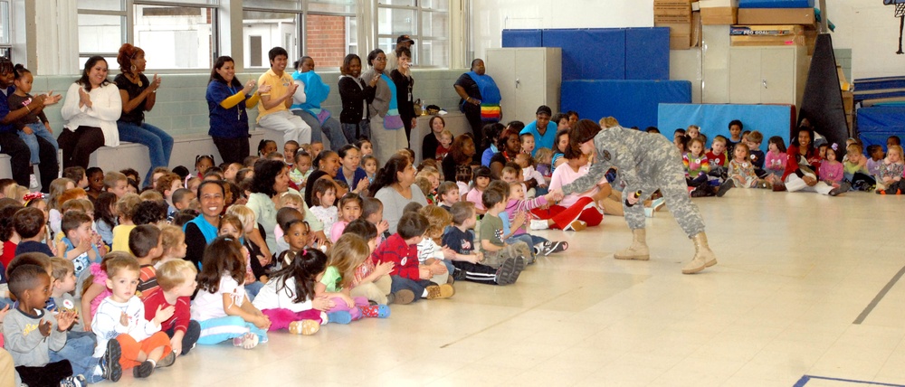 America Supports You: Fort Myer Kids Get to Clown Around
