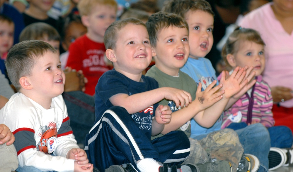 America Supports You: Fort Myer Kids Get to Clown Around