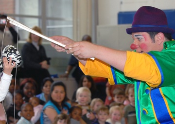 America Supports You: Fort Myer Kids Get to Clown Around