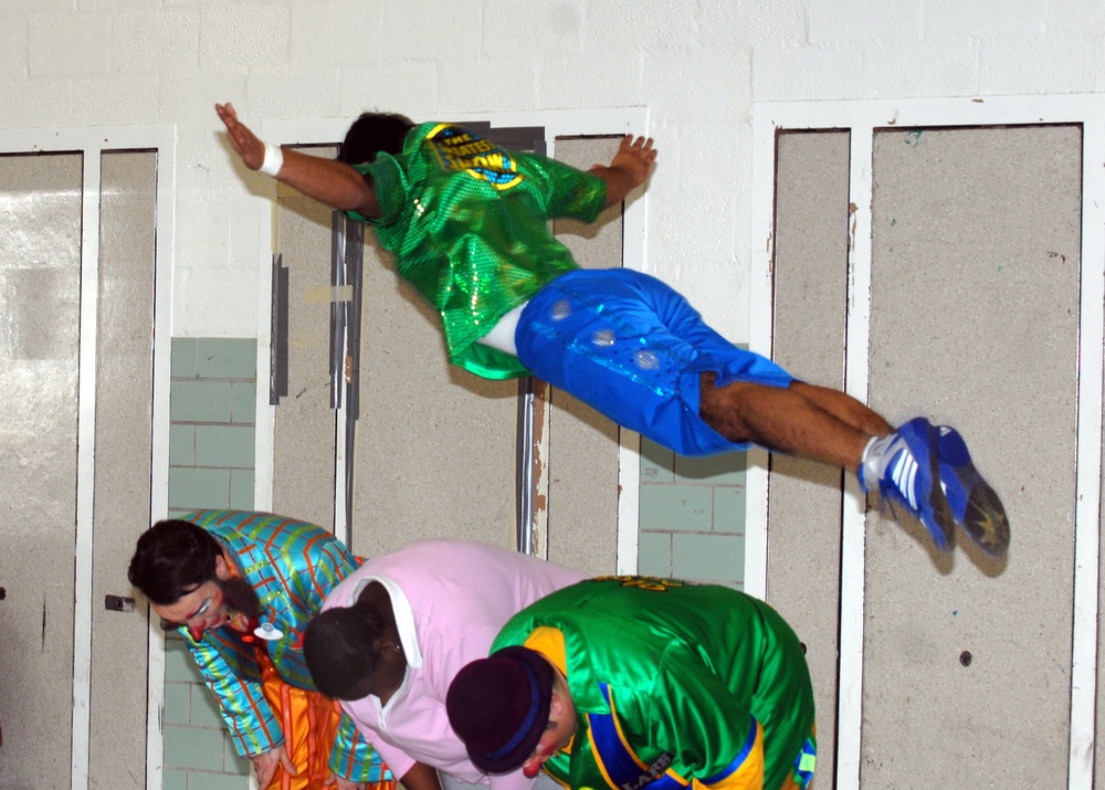 America Supports You: Fort Myer Kids Get to Clown Around