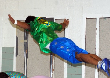 America Supports You: Fort Myer Kids Get to Clown Around