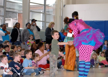 America Supports You: Fort Myer Kids Get to Clown Around