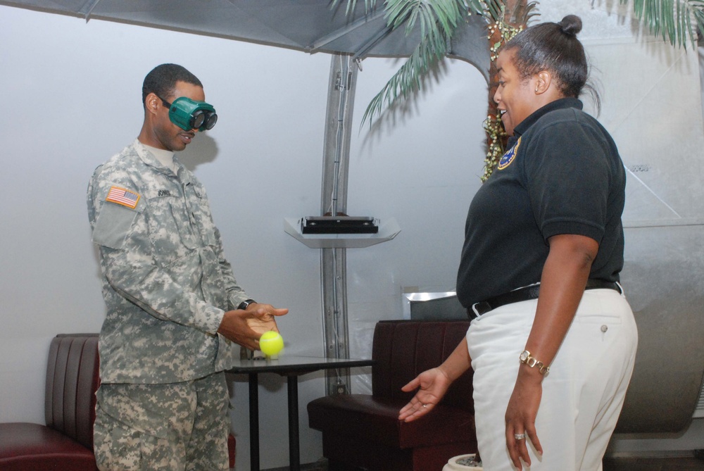 Soldiers Try on goggles