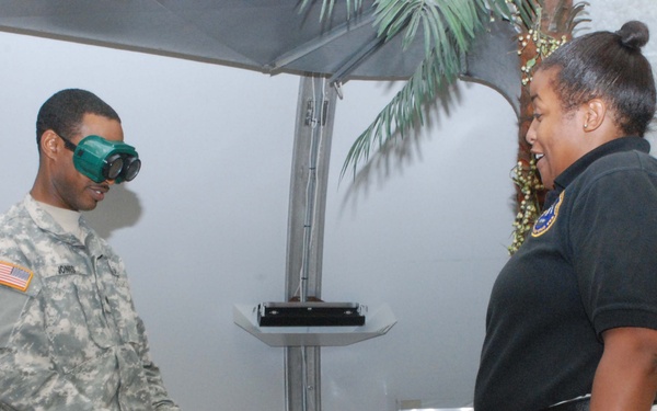 Soldiers Try on goggles