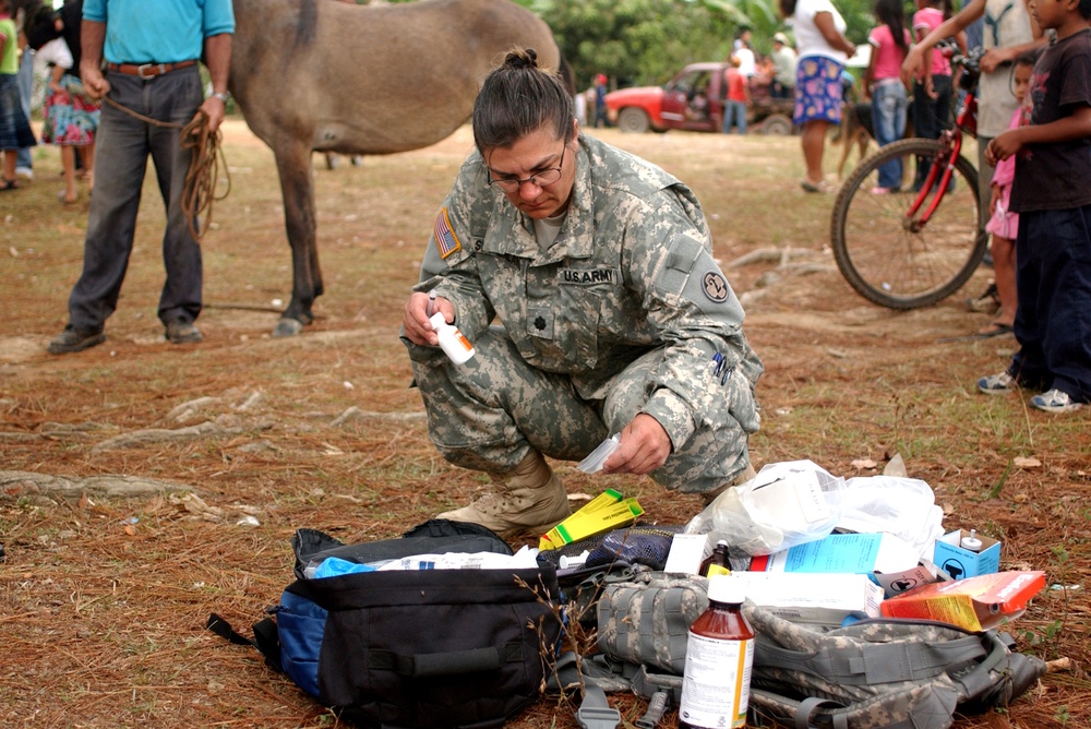 Army Veterinarians: Helping Animals, Helping People