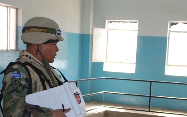 Coalition forces visit water company in Kut