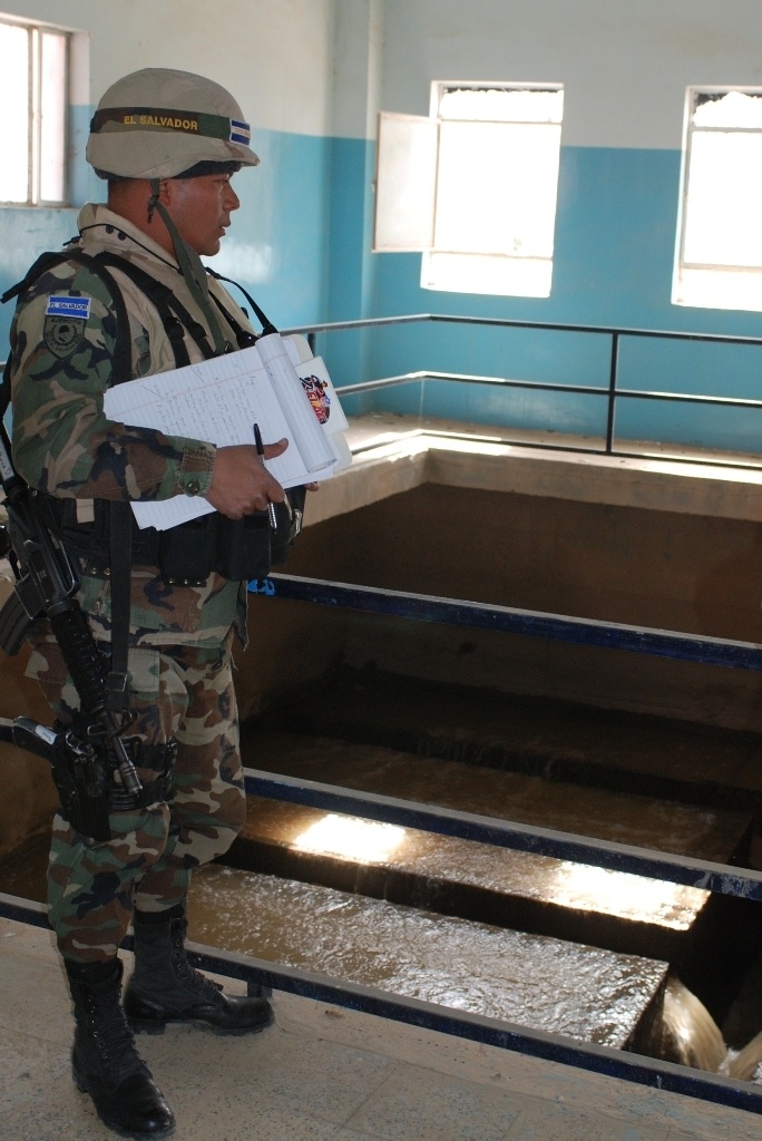 Coalition forces visit water company in Kut