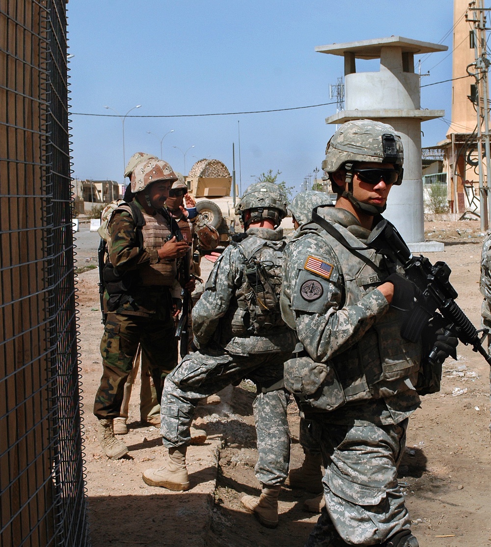 IA, CF continue COP builds in Mosul, securing one neighborhood at a time