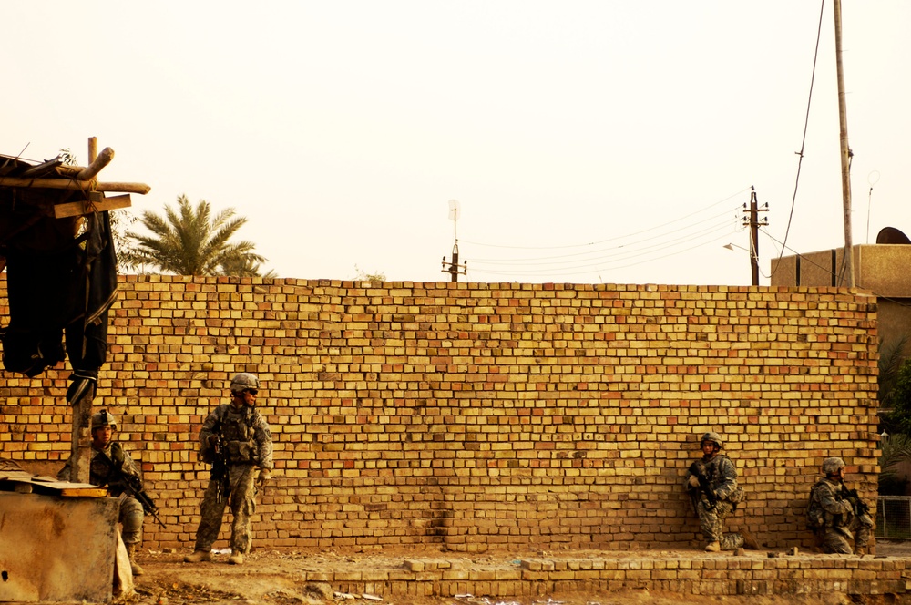 MND-B Soldiers team with ISF to search for IEDs