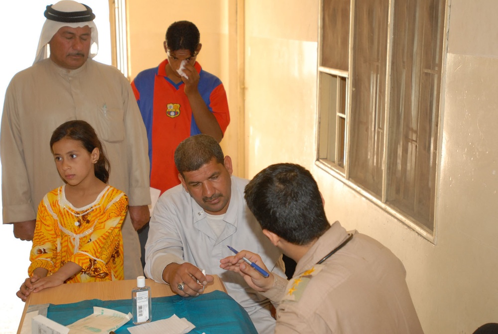 Iraqi Army Provides Medical Care