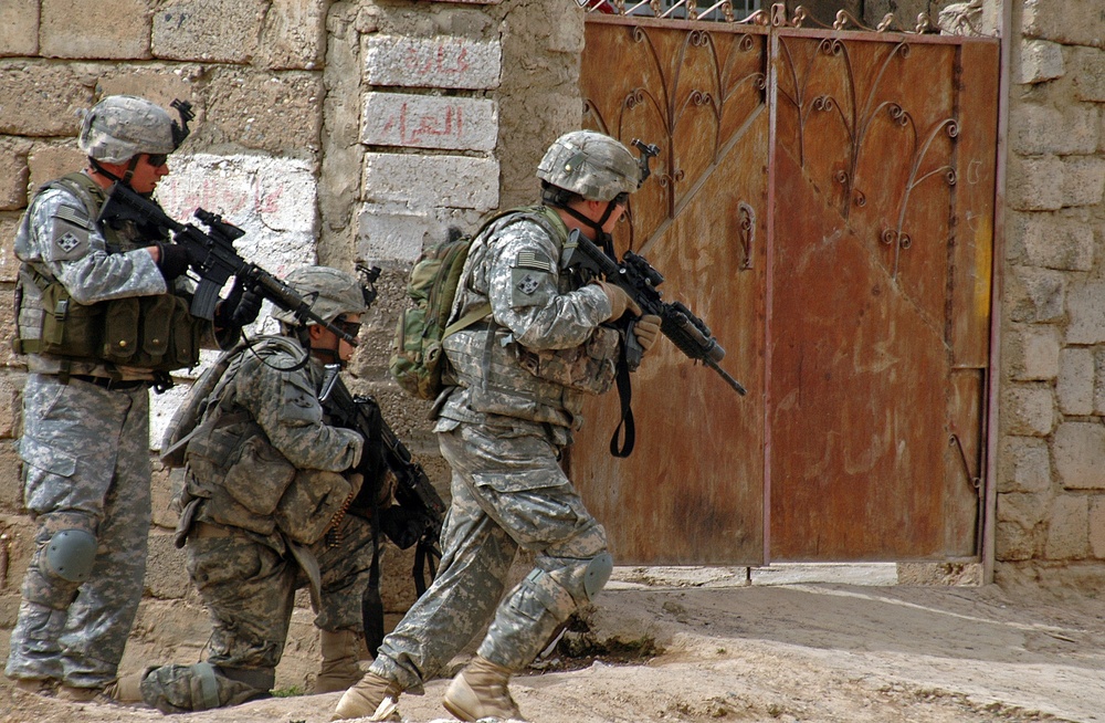 Infantry Soldiers recon Mosul