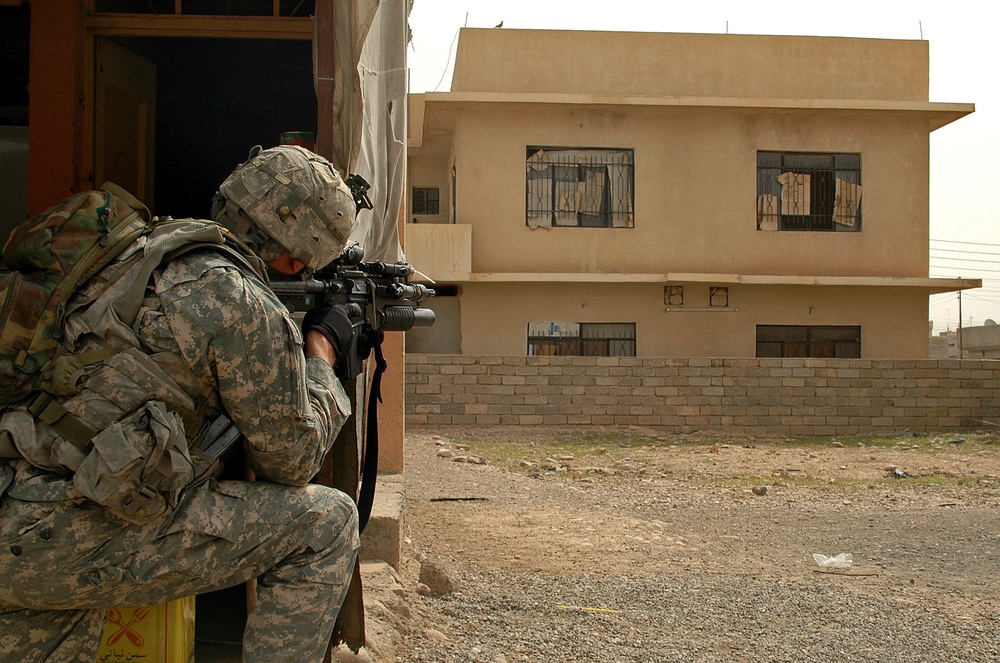 Infantry Soldiers recon Mosul