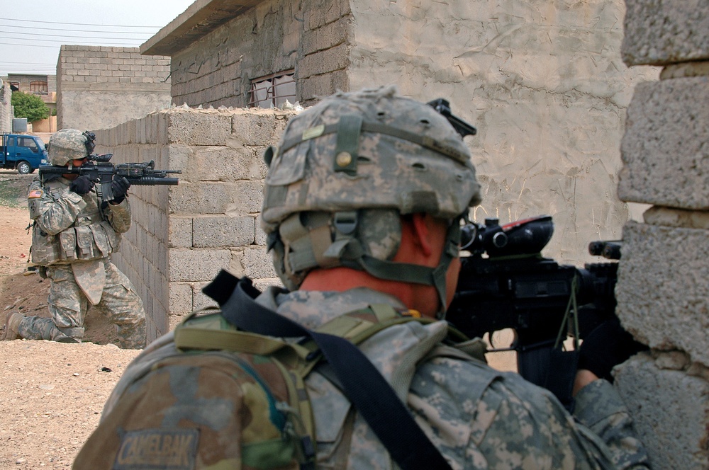 Infantry Soldiers recon Mosul