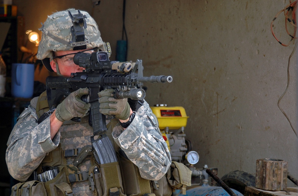 Infantry Soldiers recon Mosul