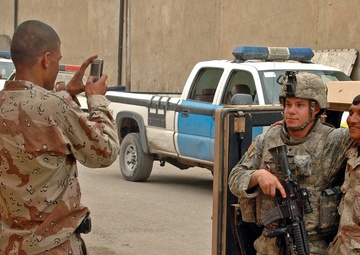 Killer Troop shows softer side to Iraqi children, Mosul