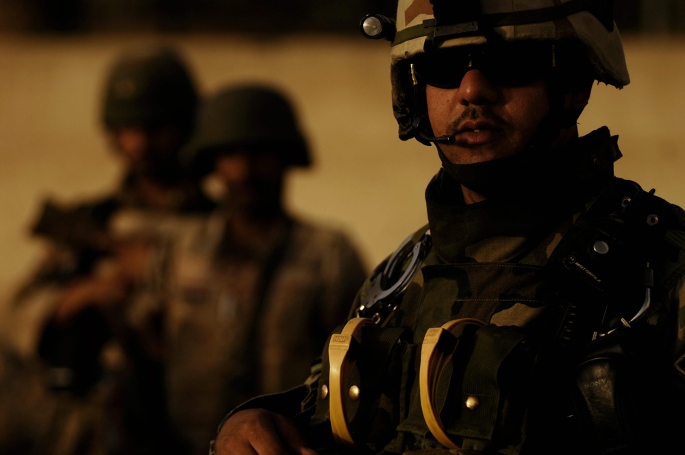 MND-B Soldiers Patrol With Iraqi Army in Sadr City