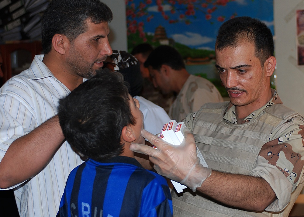 Iraqi Army Provides First Aid Supplies to Sadr City Residents