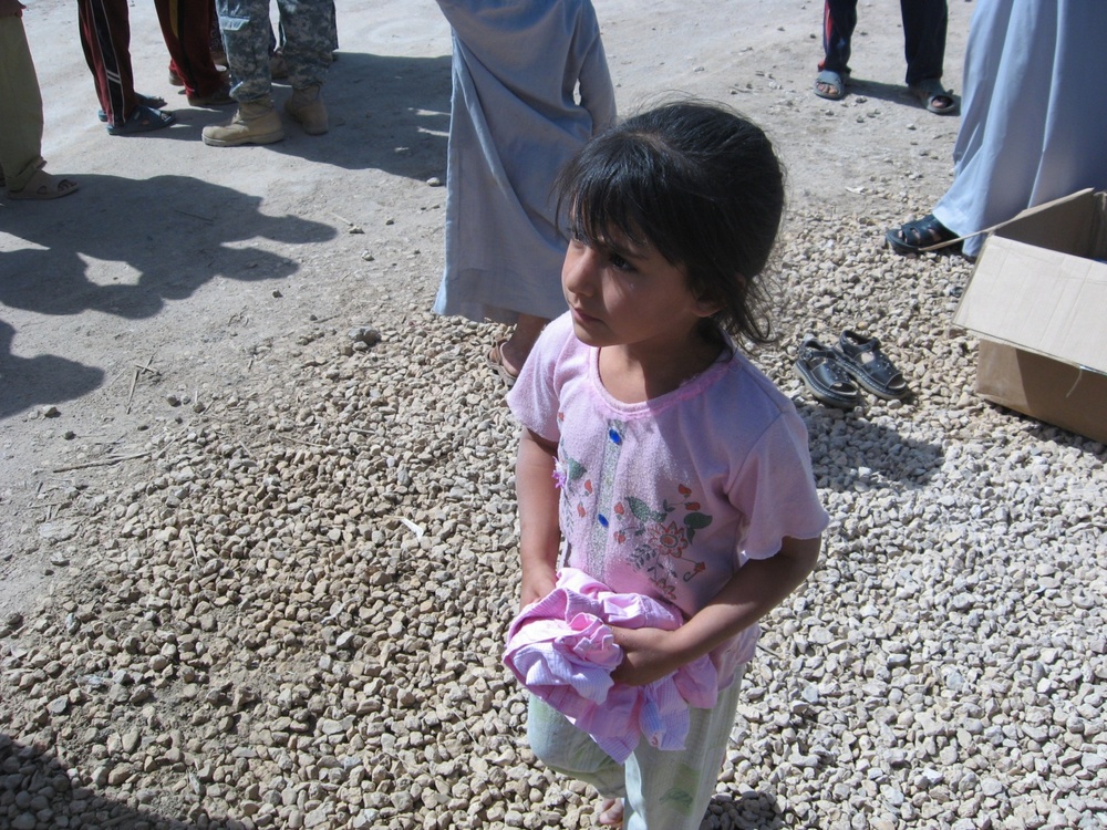 Soldiers hand out clothes, shoes to Iraqi children