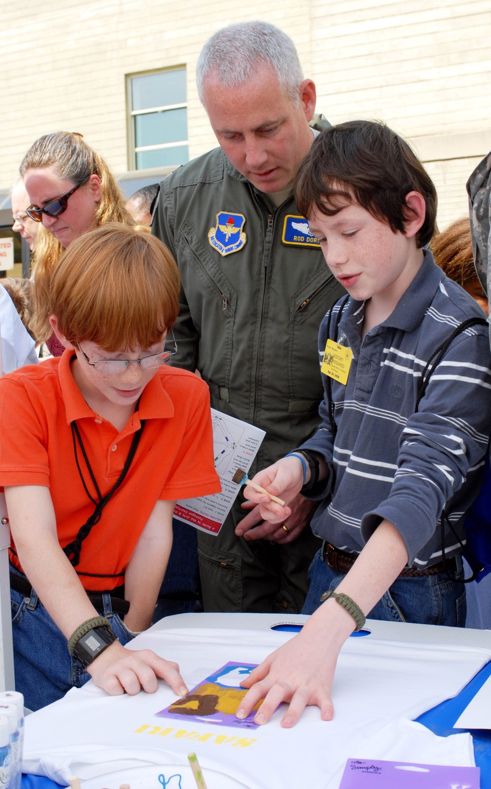 America Supports You: Pentagon Parents Craft Day of Fun, Learning