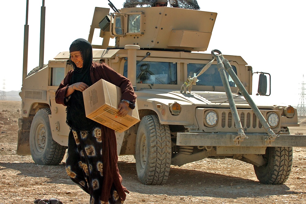 Iraqi Internally Displaced Citizens Receive Aid From IA, 3rd ACR