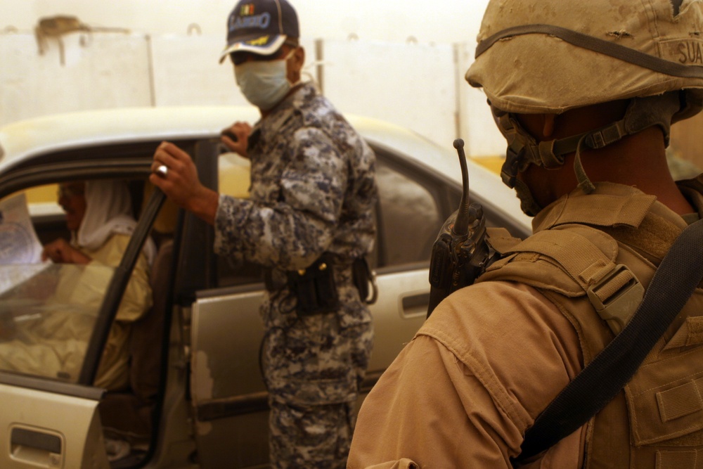 Iraqi police work with Marines at checkpoint