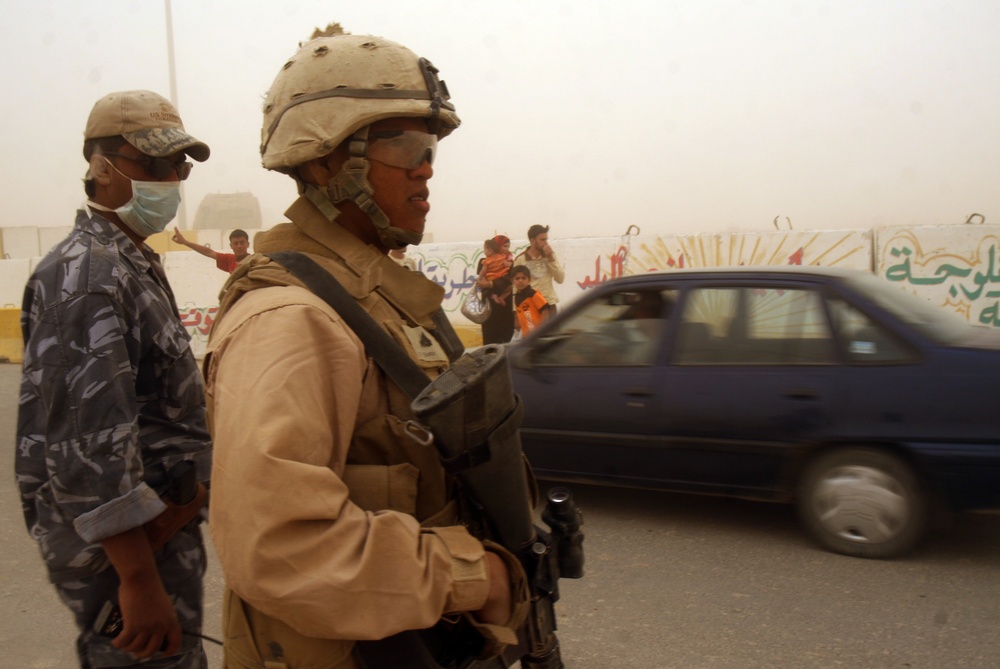 Iraqi police work with Marines at vehicle checkpoint