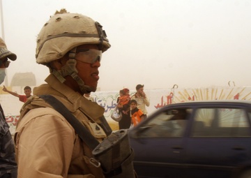 Iraqi police work with Marines at vehicle checkpoint