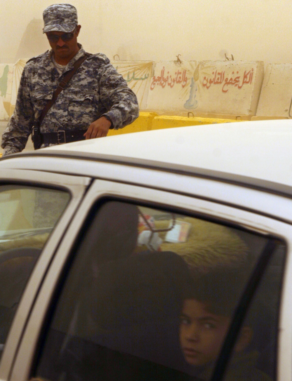 Iraqi police work with Marines at vehicle checkpoint